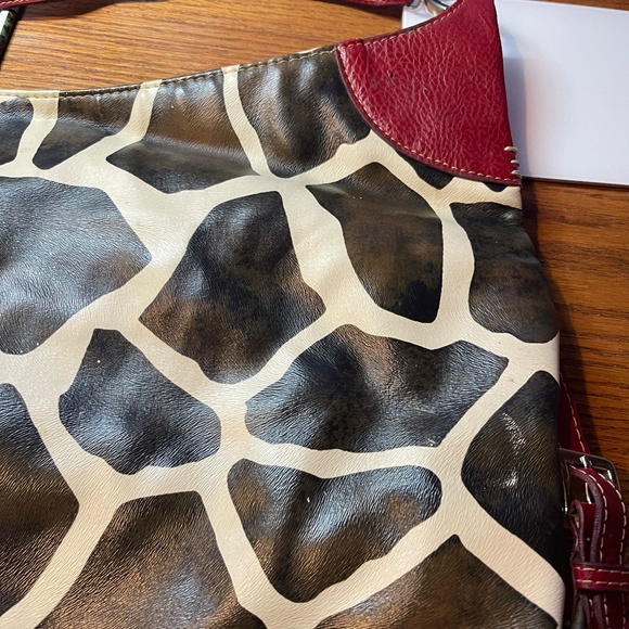 Girafe Print tote with matching cosmetic case - Picture 11 of 13